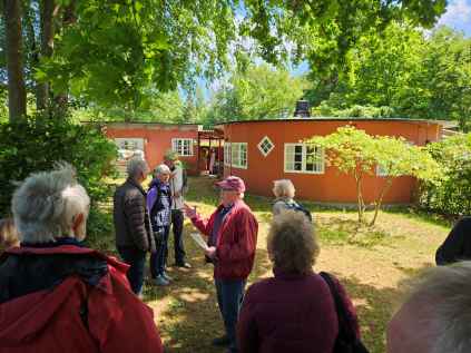Henning Linding Jacobsen præsenterer de usædvanlige runde huse i Hou Plantage.